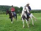 Reagují na něj (zleva) Bobeš s koněm Pretty a Čenda na hřebci Rodrigo. [nové okno]