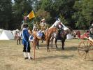 Jezdecká kavalerie utvoří doprovod královskému písaři. [nové okno]