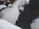 Když první tání cesty sněhu zkříží a nad ledem se voda objeví. [nové okno]